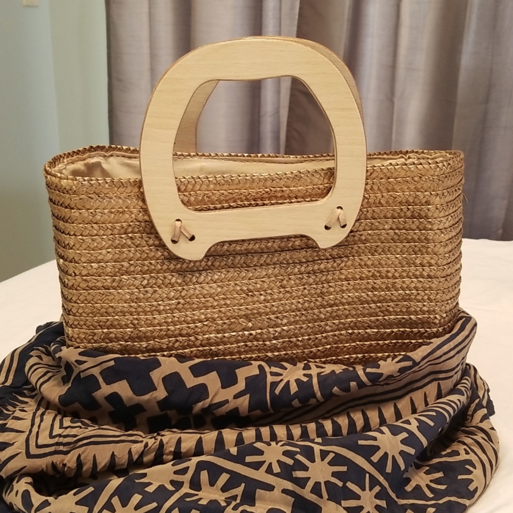 Gold weaved handheld bag.